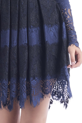 Abito corto in pizzo blue con balze apertura sulla schiena fascia in vita di velluto, relish fashion moda, abbigliamento femminile