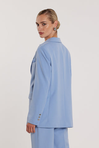 Giacca SATYNE maniche lunghe con un bottone patte più revers e inserti in raso più spilla