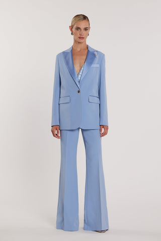 Giacca SATYNE maniche lunghe con un bottone patte più revers e inserti in raso più spilla