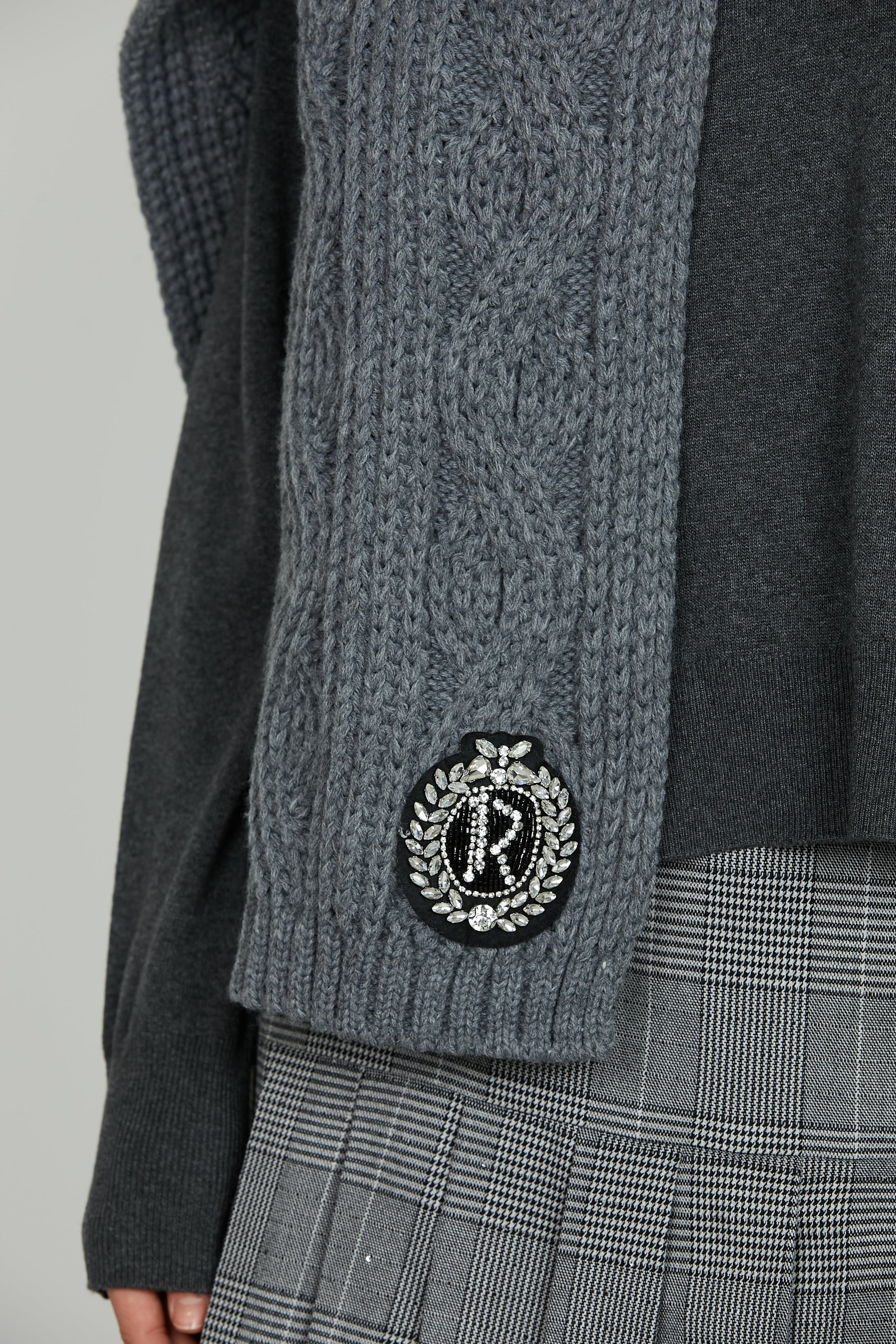 Sciarpa VARULO lavorazione trecce più patch logo con pietre