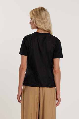 T-Shirt FIRSTY maniche corte con pieghe sul fianco più spilla logo strass asimmetrica