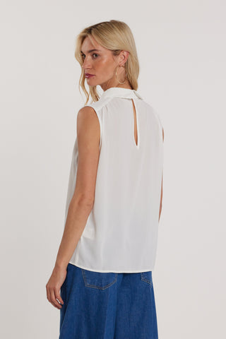 Blusa JEANNE smanicata scollo a V con collana logo più goccia sulla schiena