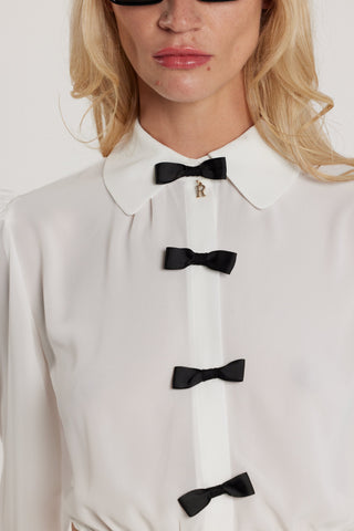 Blusa JANETTE corta maniche lunghe con fiocchi più ciondolo logo più apertura con pannello sulla schiena