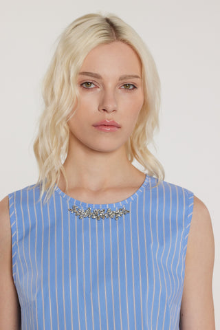 Blusa MERIL smanicata con apertura più fiocchi sulla schiena più applicazioni gioiello più balza fondo righe