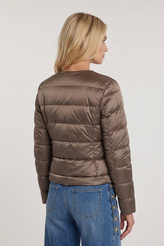 Piumino NICOLE maniche lunghe senza collo con zip laterale più tasche più alamari fondo impuntura larga