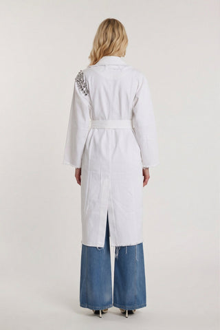 Trench BLANCA_10 maniche lunghe doppiopetto con tasche più cintura con applicazioni più revers e frange