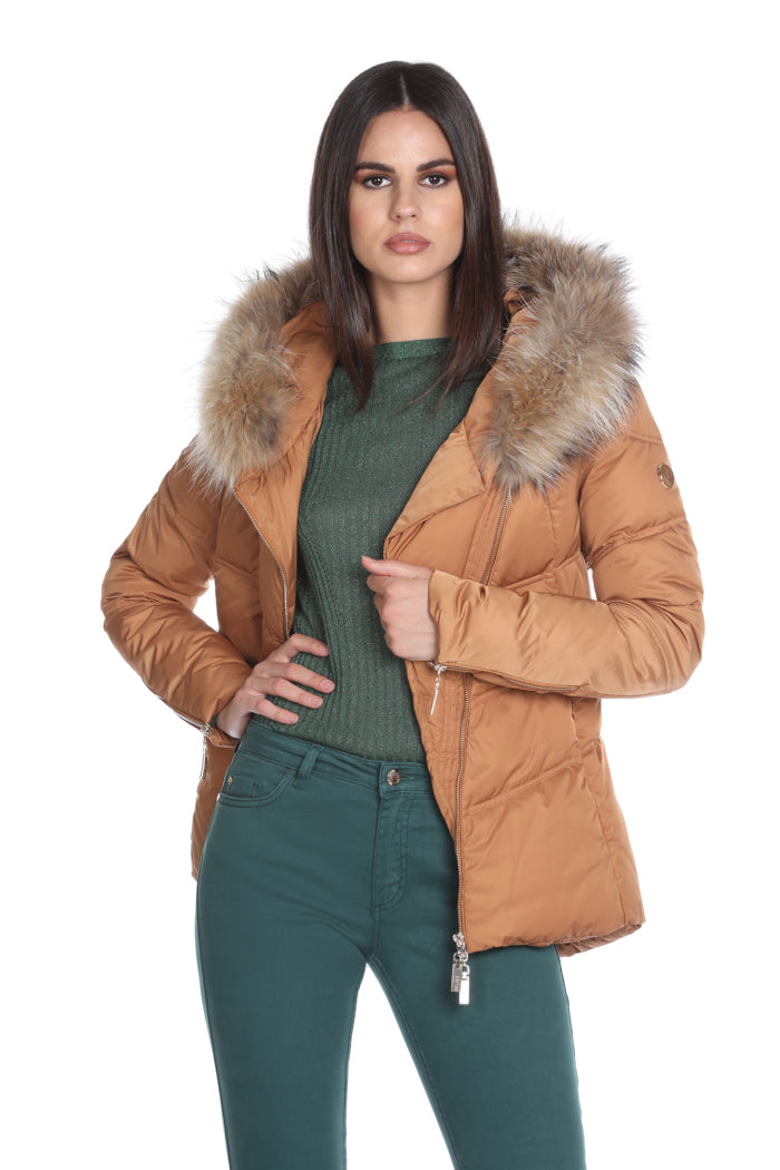 Piumino PILYS manica lunga con tasche più zip trasversale più cappuccio pelliccia